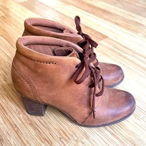[SOLD] Clarks Collection Suede Leather Lace Ankle Booties. Size 6